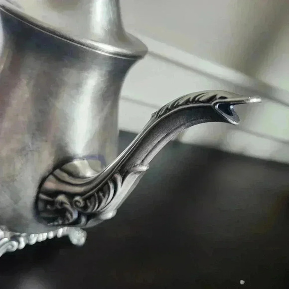 Oneida USA Silver Plated Ornate Footed Coffee Teapot - Picture 5 of 6